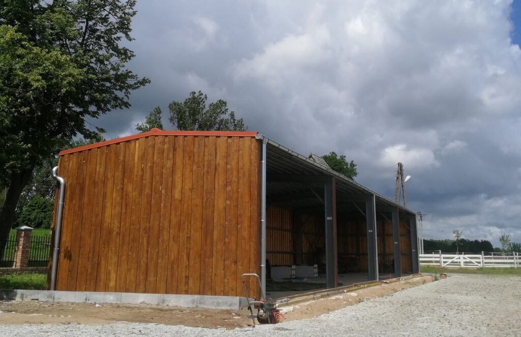 GALBOX, gotowa wiata, ściany z desek, dach - blachodachówka.